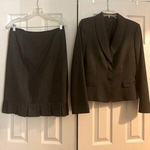 Tahari classic gray twill suit, size 6 blazer and skirt